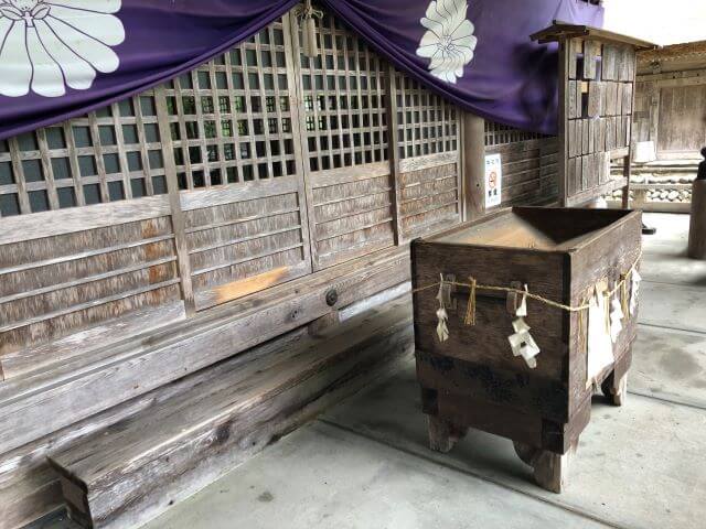 古手神社（白川八幡神社）の賽銭箱の写真