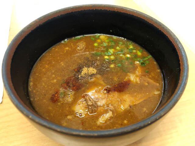 吟醸らーめん久保田のつけ麺のスープの写真