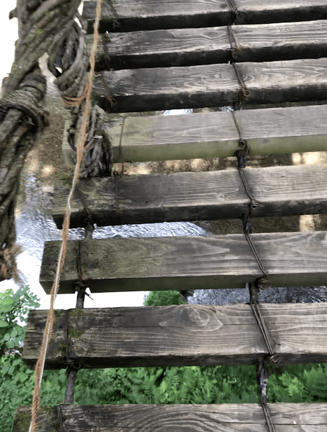 福井のかずら橋の踏み板の写真