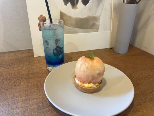 cafe marvelまるごと桃のタルトの写真